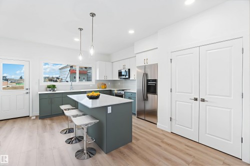 1013 Aster Boulevard, Edmonton, AB - Indoor Photo Showing Kitchen With Upgraded Kitchen
