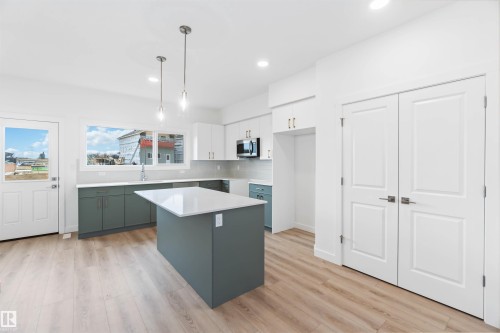 1013 Aster Boulevard, Edmonton, AB - Indoor Photo Showing Kitchen