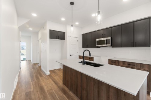 1011 Aster Boulevard, Edmonton, AB - Indoor Photo Showing Kitchen With Double Sink With Upgraded Kitchen