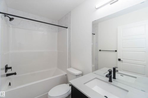 1011 Aster Boulevard, Edmonton, AB - Indoor Photo Showing Bathroom