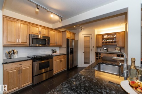 102 10855 Saskatchewan Drive, Edmonton, AB - Indoor Photo Showing Kitchen