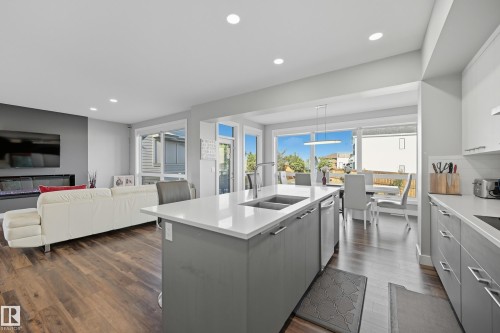 1487 Howes Crescent Sw, Edmonton, AB - Indoor Photo Showing Kitchen With Double Sink
