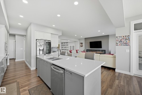 1487 Howes Crescent Sw, Edmonton, AB - Indoor Photo Showing Kitchen With Double Sink