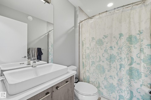 1487 Howes Crescent Sw, Edmonton, AB - Indoor Photo Showing Bathroom