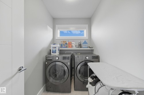 1487 Howes Crescent Sw, Edmonton, AB - Indoor Photo Showing Laundry Room