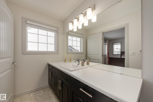 1717 Dumont Crescent, Edmonton, AB - Indoor Photo Showing Bathroom