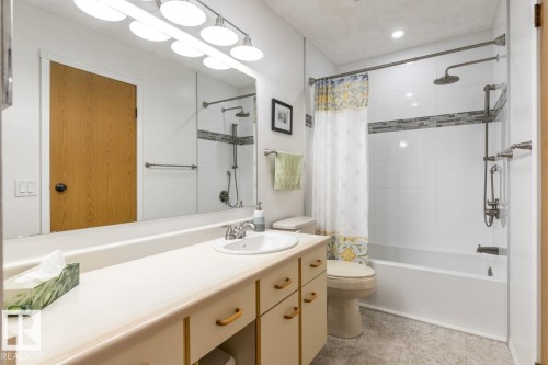 4631 10 Avenue, Edmonton, AB - Indoor Photo Showing Bathroom