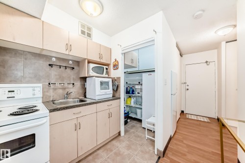 621 10160 114 Street, Edmonton, AB - Indoor Photo Showing Kitchen