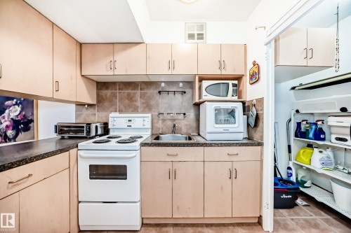621 10160 114 Street, Edmonton, AB - Indoor Photo Showing Kitchen