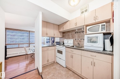621 10160 114 Street, Edmonton, AB - Indoor Photo Showing Kitchen
