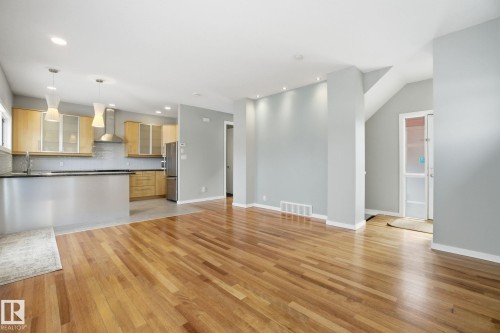 4 14315 Stony Plain Road, Edmonton, AB - Indoor Photo Showing Kitchen