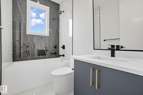 9007 153 Street, Edmonton, AB - Indoor Photo Showing Bathroom