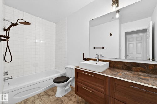 135 Surrey Gardens, Edmonton, AB - Indoor Photo Showing Bathroom