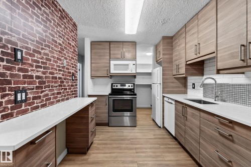 135 Surrey Gardens, Edmonton, AB - Indoor Photo Showing Kitchen With Upgraded Kitchen