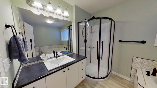 9331 103 Avenue, Edmonton, AB - Indoor Photo Showing Bathroom