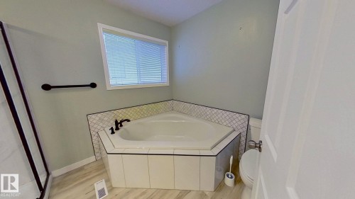 9331 103 Avenue, Edmonton, AB - Indoor Photo Showing Bathroom