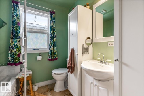 9236 86 Street, Edmonton, AB - Indoor Photo Showing Bathroom