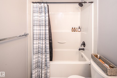 7173 Cardinal Way Sw, Edmonton, AB - Indoor Photo Showing Bathroom