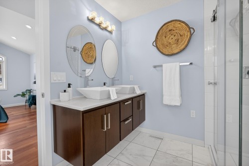 9714 87 Street, Edmonton, AB - Indoor Photo Showing Bathroom