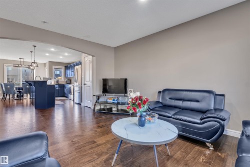 3131 14 Avenue, Edmonton, AB - Indoor Photo Showing Living Room