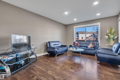 3131 14 Avenue, Edmonton, AB - Indoor Photo Showing Living Room