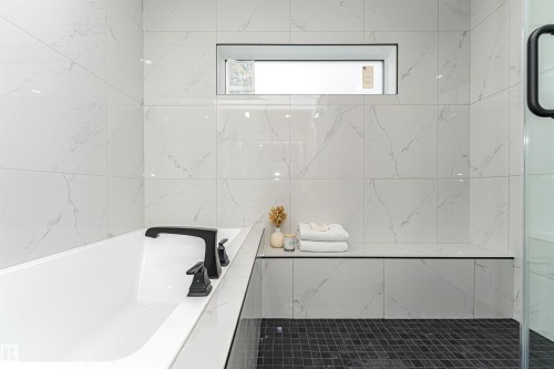 9622 86 Street, Edmonton, AB - Indoor Photo Showing Bathroom