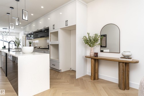 9622 86 Street, Edmonton, AB - Indoor Photo Showing Kitchen With Upgraded Kitchen