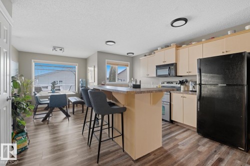 5851 Sutter Place, Edmonton, AB - Indoor Photo Showing Kitchen