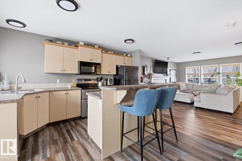 5851 Sutter Place, Edmonton, AB - Indoor Photo Showing Kitchen
