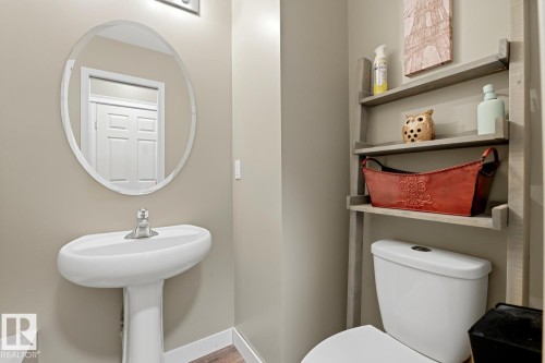 5851 Sutter Place, Edmonton, AB - Indoor Photo Showing Bathroom