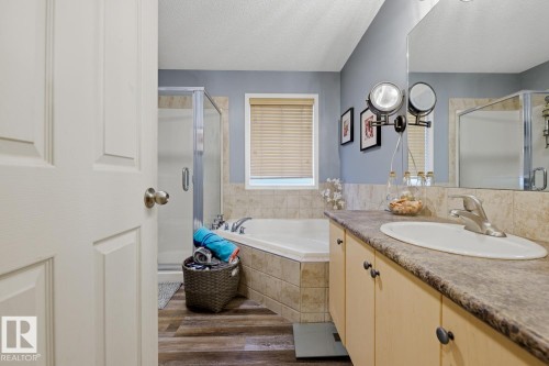 5851 Sutter Place, Edmonton, AB - Indoor Photo Showing Bathroom