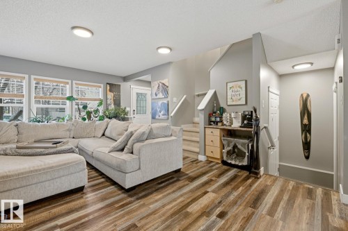 5851 Sutter Place, Edmonton, AB - Indoor Photo Showing Living Room