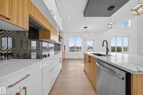 472 Roberts Crescent, Leduc, AB - Indoor Photo Showing Kitchen With Upgraded Kitchen