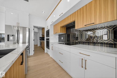 472 Roberts Crescent, Leduc, AB - Indoor Photo Showing Kitchen With Upgraded Kitchen