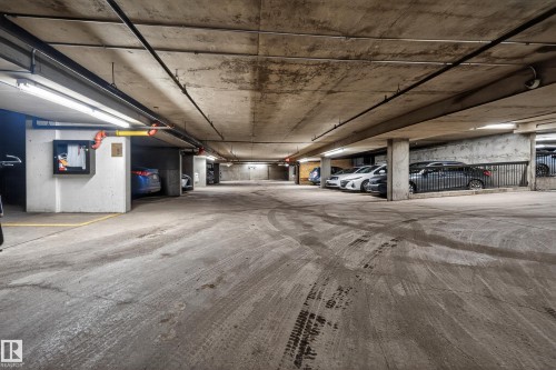 1901 10011 123 Street, Edmonton, AB - Indoor Photo Showing Garage