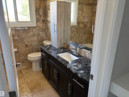 8028 134A Avenue Nw, Edmonton, AB - Indoor Photo Showing Bathroom