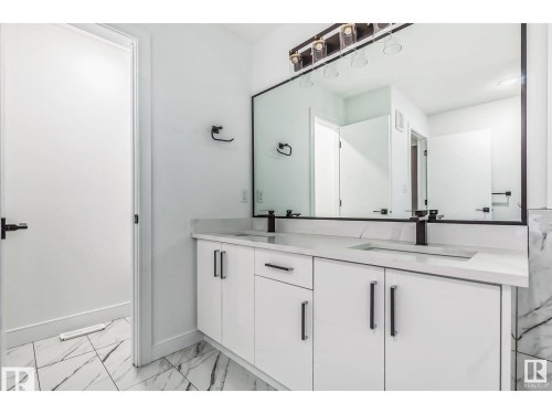 1703 152 Avenue, Edmonton, AB - Indoor Photo Showing Bathroom