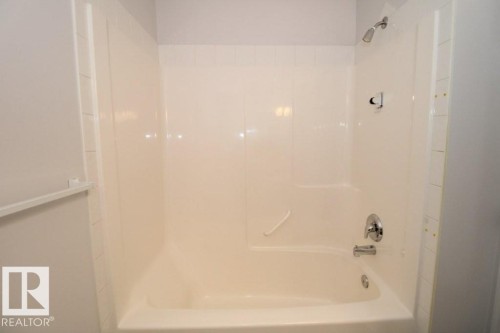 7 451 Hyndman Crescent, Edmonton, AB - Indoor Photo Showing Bathroom