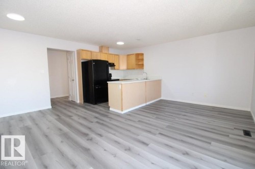 7 451 Hyndman Crescent, Edmonton, AB - Indoor Photo Showing Kitchen
