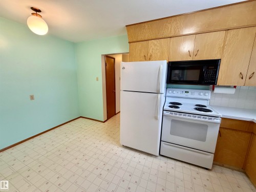 11455 44A Avenue, Edmonton, AB - Indoor Photo Showing Kitchen