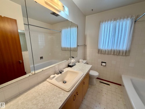 11455 44A Avenue, Edmonton, AB - Indoor Photo Showing Bathroom