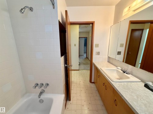 11455 44A Avenue, Edmonton, AB - Indoor Photo Showing Bathroom