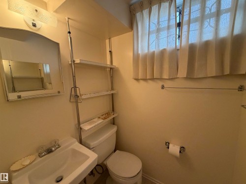 11455 44A Avenue, Edmonton, AB - Indoor Photo Showing Bathroom