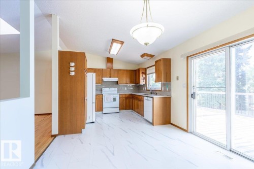4829 32 Avenue, Edmonton, AB - Indoor Photo Showing Kitchen