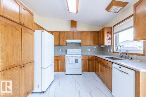 4829 32 Avenue, Edmonton, AB - Indoor Photo Showing Kitchen