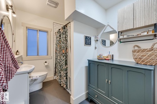 13324 109A Avenue, Edmonton, AB - Indoor Photo Showing Bathroom