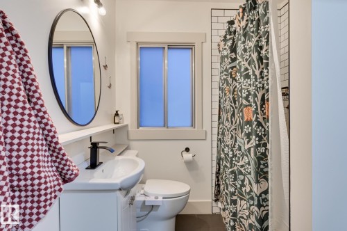 13324 109A Avenue, Edmonton, AB - Indoor Photo Showing Bathroom