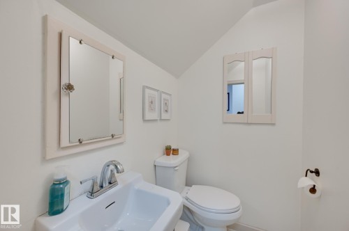13324 109A Avenue, Edmonton, AB - Indoor Photo Showing Bathroom