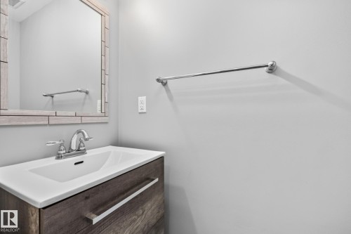 2B Clareview Village, Edmonton, AB - Indoor Photo Showing Bathroom