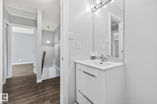 2B Clareview Village, Edmonton, AB - Indoor Photo Showing Bathroom